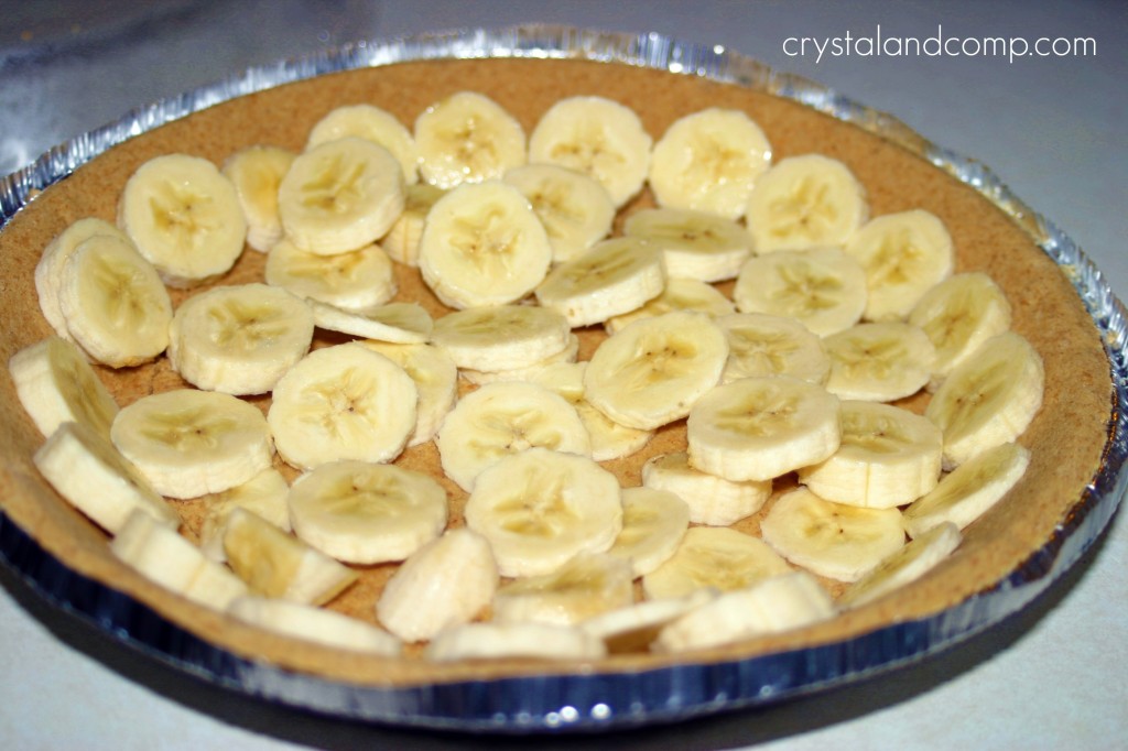 line the pie crust with bananas