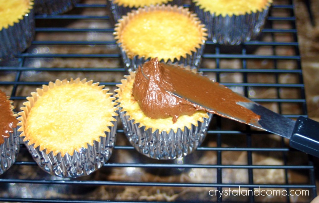 putting icing on cupcakes