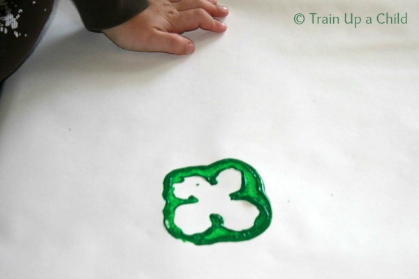 Bell Pepper Shamrocks - Simple craft for kids! (11)
