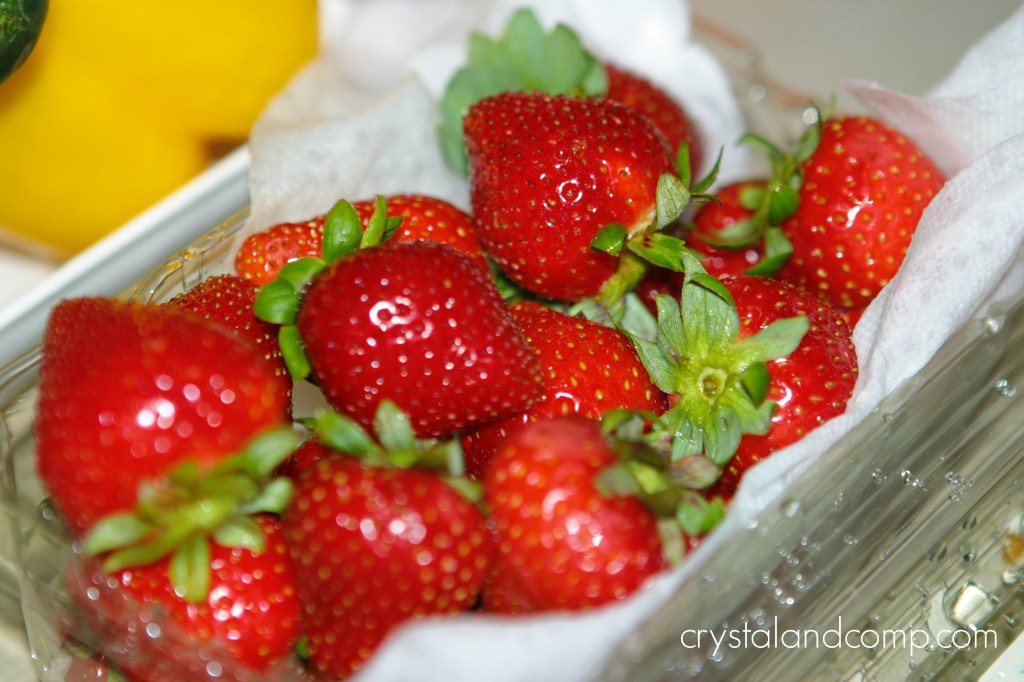 how to clean strawberries naturally